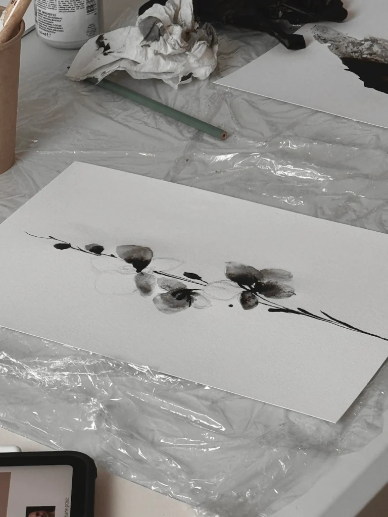 Ręcznie malowany projekt tatuażu na papierze – autorska kompozycja kwiatowa stworzona przez artystkę Wiktorię Olejnik.