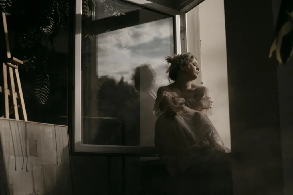 Artystka tatuażu Wiktoria Olejnik w swojej pracowni w Częstochowie – autorskie projekty i tatuaż artystyczny.